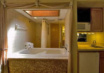 Weathervane Terrace Inn And Suites Charlevoix ภายนอก รูปภาพ